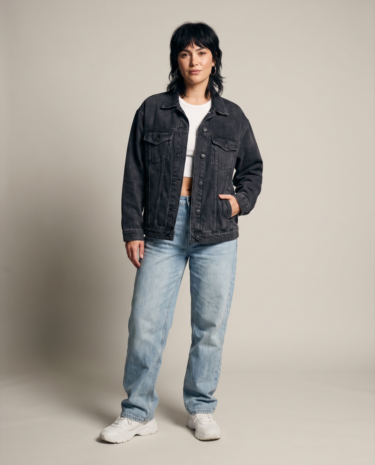 Resultado de Clarvi: una prenda fotografiada sobre una modelo en un set de estudio